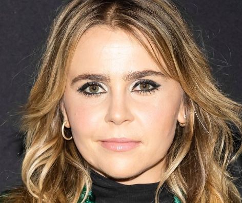 Does Mae Whitman have a husband?  Is the actress married yet?